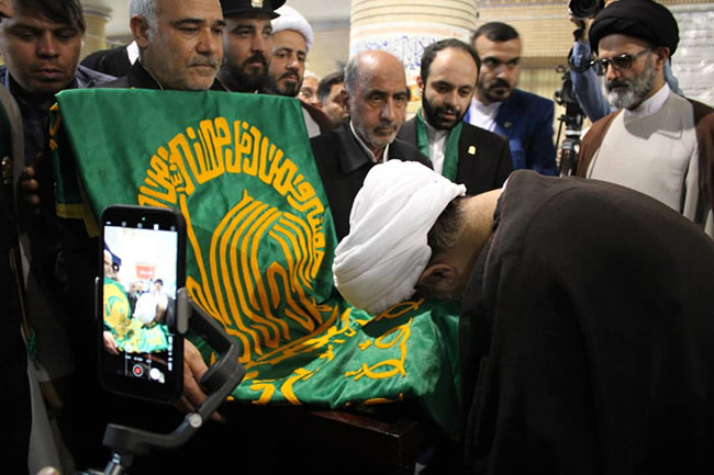 آئین پرچم‌گردانی گنبد حرم امام علی بن موسی الرضا(ع) در مسجد مرکز فقهی ائمه اطهار(ع)