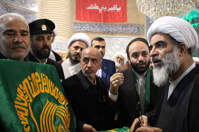 آئین پرچم‌گردانی گنبد حرم امام علی بن موسی الرضا(ع) در مسجد مرکز فقهی ائمه اطهار(ع)