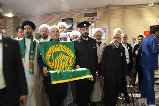 آئین پرچم‌گردانی گنبد حرم امام علی بن موسی الرضا(ع) در مسجد مرکز فقهی ائمه اطهار(ع)