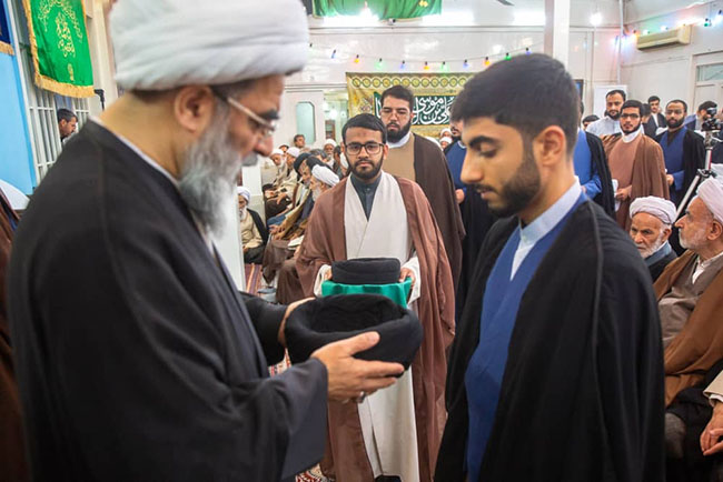 مراسم جشن میلاد با سعادت امام رضا(ع) و آیین عمامه‌گذاری طلاب در حسینیه دفتر آیت‌الله فاضل لنکرانی