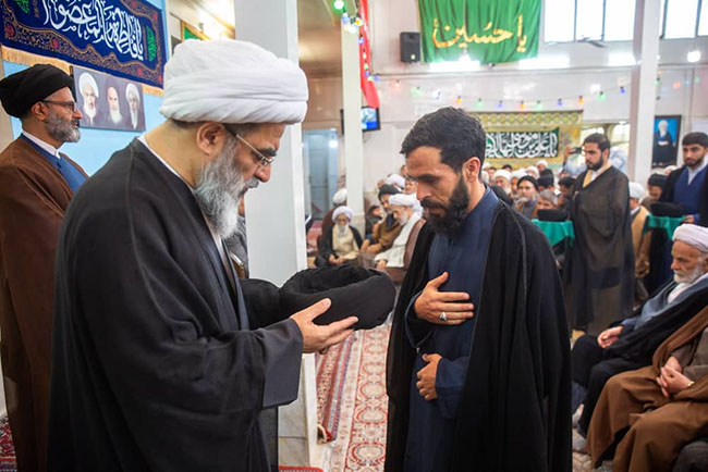 مراسم جشن میلاد با سعادت امام رضا(ع) و آیین عمامه‌گذاری طلاب در حسینیه دفتر آیت‌الله فاضل لنکرانی