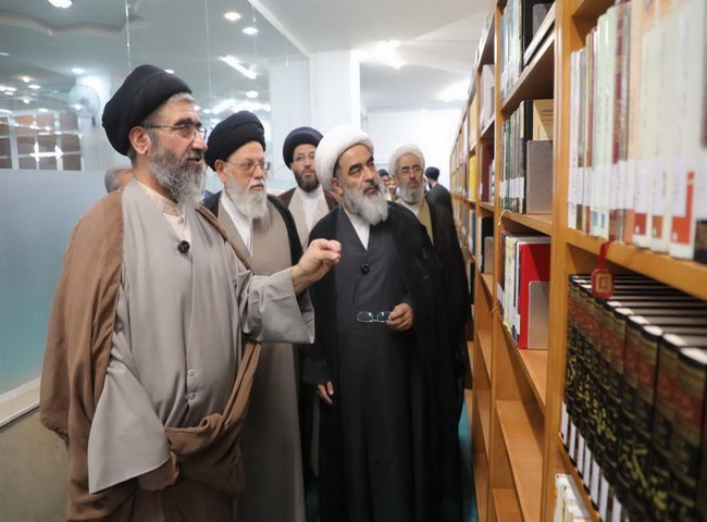 بازدید آیت الله فاضل لنکرانی از کتابخانه تخصصی تفسیر و علوم قرآنی یزد