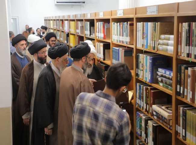 بازدید آیت الله فاضل لنکرانی از کتابخانه تخصصی تفسیر و علوم قرآنی یزد