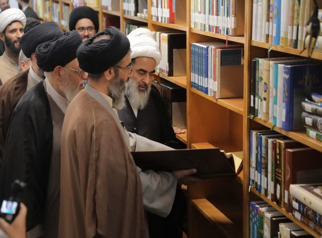 بازدید آیت الله فاضل لنکرانی از کتابخانه تخصصی تفسیر و علوم قرآنی یزد