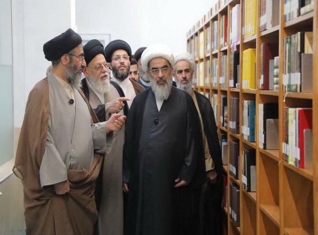 بازدید آیت الله فاضل لنکرانی از کتابخانه تخصصی تفسیر و علوم قرآنی یزد