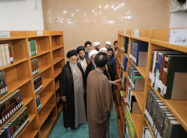 بازدید آیت الله فاضل لنکرانی از کتابخانه تخصصی تفسیر و علوم قرآنی یزد
