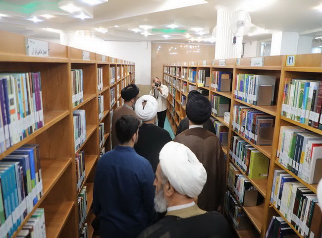 بازدید آیت الله فاضل لنکرانی از کتابخانه تخصصی تفسیر و علوم قرآنی یزد