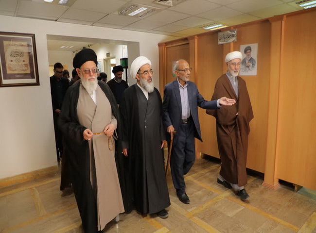 بازدید آیت الله فاضل لنکرانی از کتابخانه تخصصی تفسیر و علوم قرآنی یزد