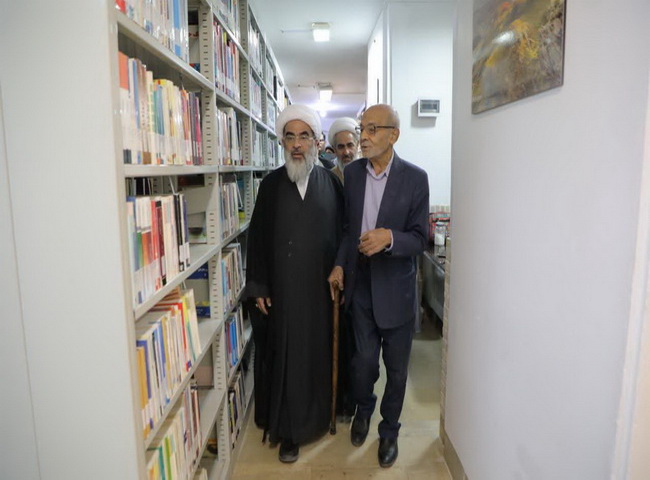 بازدید آیت‌الله فاضل لنکرانی از کتابخانه وزیری یزد