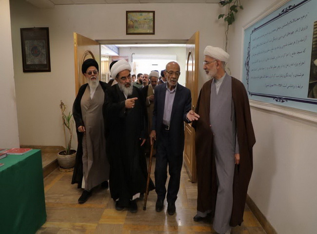 بازدید آیت‌الله فاضل لنکرانی از کتابخانه وزیری یزد