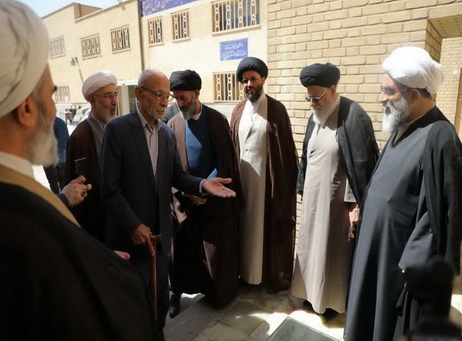 بازدید آیت‌الله فاضل لنکرانی از کتابخانه وزیری یزد