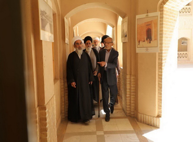 بازدید آیت‌الله فاضل لنکرانی از کتابخانه وزیری یزد