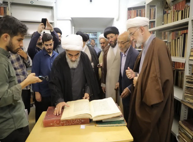 بازدید آیت‌الله فاضل لنکرانی از کتابخانه وزیری یزد