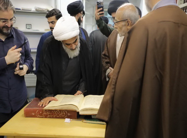 بازدید آیت‌الله فاضل لنکرانی از کتابخانه وزیری یزد