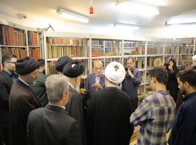 بازدید آیت‌الله فاضل لنکرانی از کتابخانه وزیری یزد
