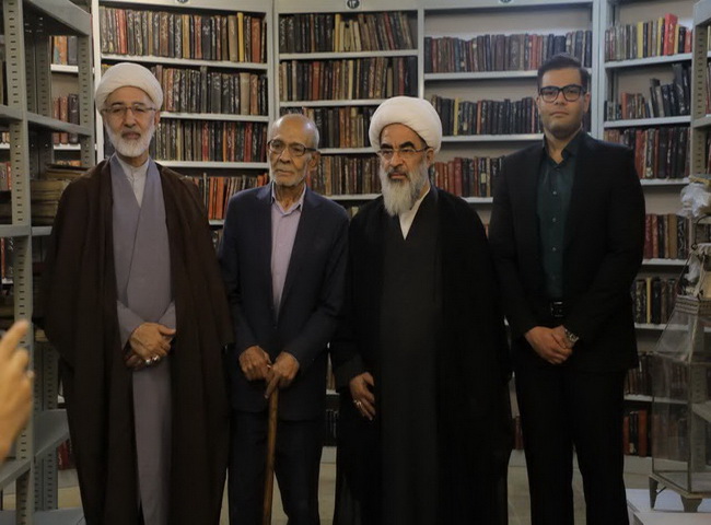 بازدید آیت‌الله فاضل لنکرانی از کتابخانه وزیری یزد