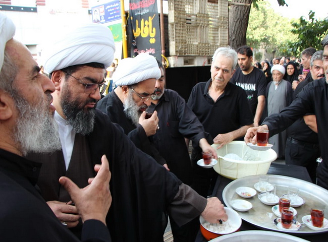 حضور در ایستگاه صلواتی دفتر در خیابان آذر جنب سه راه بازار قم