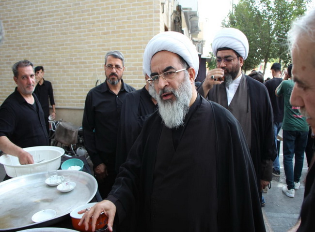 حضور در ایستگاه صلواتی دفتر در خیابان آذر جنب سه راه بازار قم