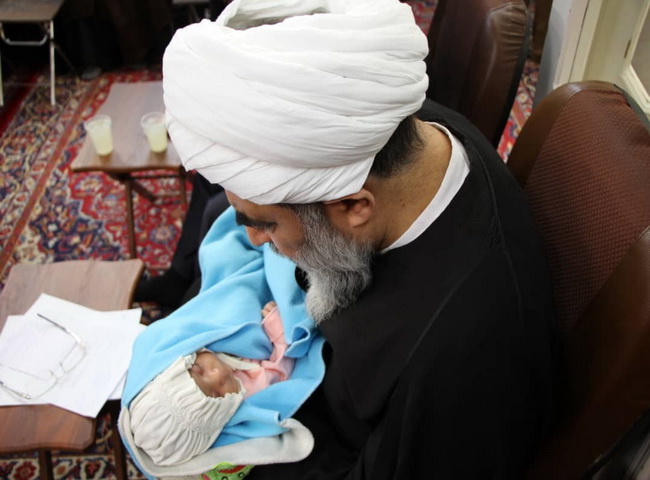 اذان و اقامه در گوش نوزاد