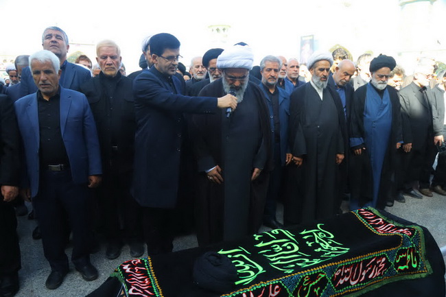 اقامه نماز بر پیکر آیت الله سیدحسین موسوی تبریزی در حرم
