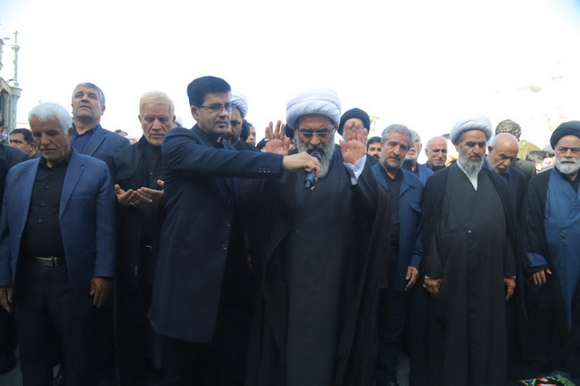 اقامه نماز بر پیکر آیت الله سیدحسین موسوی تبریزی در حرم