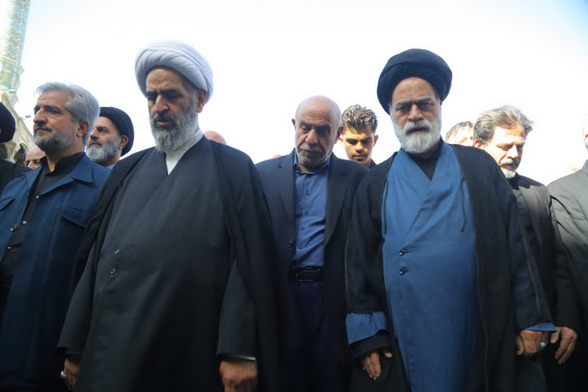 اقامه نماز بر پیکر آیت الله سیدحسین موسوی تبریزی در حرم