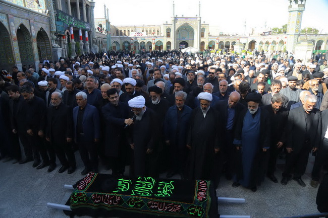 اقامه نماز بر پیکر آیت الله سیدحسین موسوی تبریزی در حرم