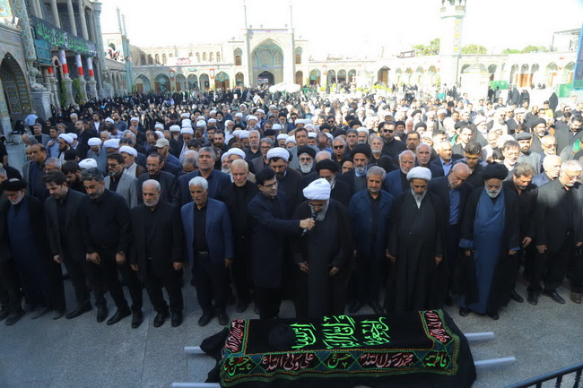 اقامه نماز بر پیکر آیت الله سیدحسین موسوی تبریزی در حرم