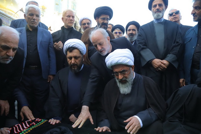 اقامه نماز بر پیکر آیت الله سیدحسین موسوی تبریزی در حرم