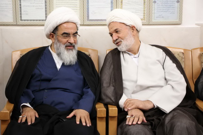 مراسم تعویض پرچم گنبد امامزاده موسی مبرقع(ع) در آستانه شهادت امام جواد(ع)