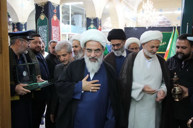 مراسم تعویض پرچم گنبد امامزاده موسی مبرقع(ع) در آستانه شهادت امام جواد(ع)