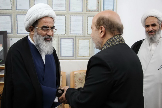 مراسم تعویض پرچم گنبد امامزاده موسی مبرقع(ع) در آستانه شهادت امام جواد(ع)
