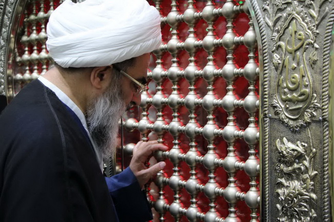 مراسم تعویض پرچم گنبد امامزاده موسی مبرقع(ع) در آستانه شهادت امام جواد(ع)