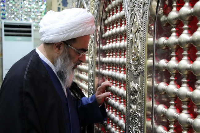 مراسم تعویض پرچم گنبد امامزاده موسی مبرقع(ع) در آستانه شهادت امام جواد(ع)