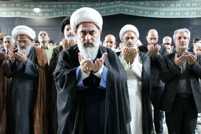 مراسم تعویض پرچم گنبد امامزاده موسی مبرقع(ع) در آستانه شهادت امام جواد(ع)