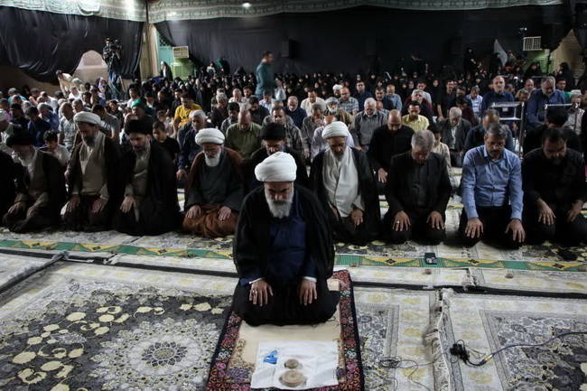 مراسم تعویض پرچم گنبد امامزاده موسی مبرقع(ع) در آستانه شهادت امام جواد(ع)