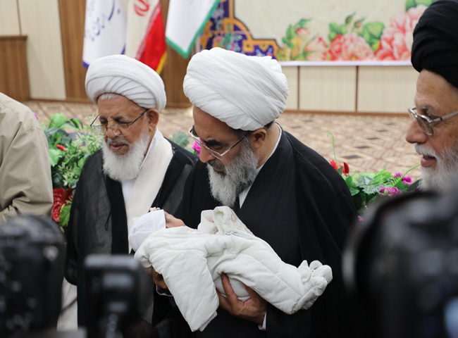 اذان و اقامه نوزاد در هجدهمین همایش تجلیل از ممتازین یزدی حوزه‌های علمیه