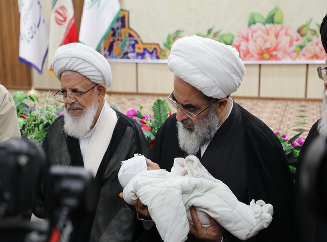 اذان و اقامه نوزاد در هجدهمین همایش تجلیل از ممتازین یزدی حوزه‌های علمیه