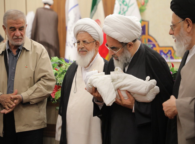 اذان و اقامه نوزاد در هجدهمین همایش تجلیل از ممتازین یزدی حوزه‌های علمیه