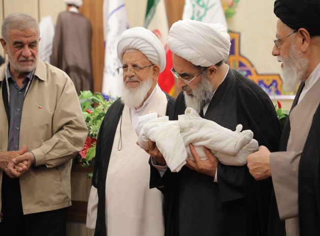 اذان و اقامه نوزاد در هجدهمین همایش تجلیل از ممتازین یزدی حوزه‌های علمیه