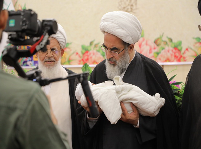 اذان و اقامه نوزاد در هجدهمین همایش تجلیل از ممتازین یزدی حوزه‌های علمیه