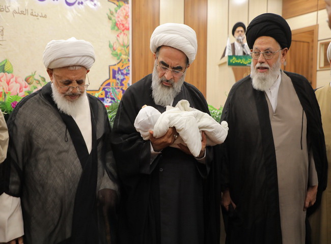 اذان و اقامه نوزاد در هجدهمین همایش تجلیل از ممتازین یزدی حوزه‌های علمیه