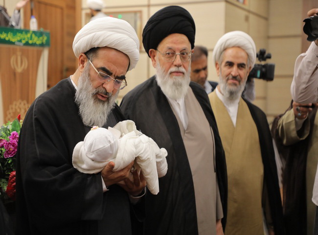 اذان و اقامه نوزاد در هجدهمین همایش تجلیل از ممتازین یزدی حوزه‌های علمیه