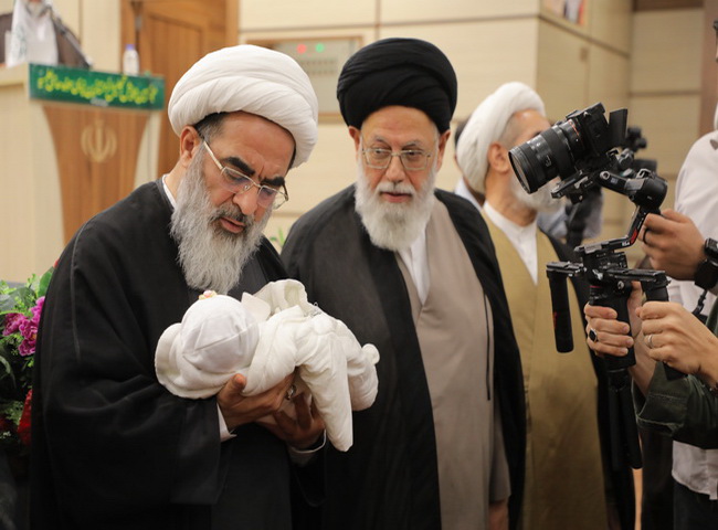 اذان و اقامه نوزاد در هجدهمین همایش تجلیل از ممتازین یزدی حوزه‌های علمیه