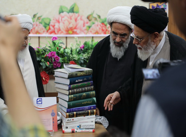 رونمایی از کتابها در همایش تجلیل از ممتازین حوزه علمیه یزد