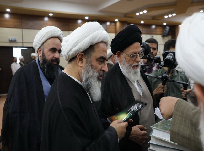 رونمایی از کتابها در همایش تجلیل از ممتازین حوزه علمیه یزد