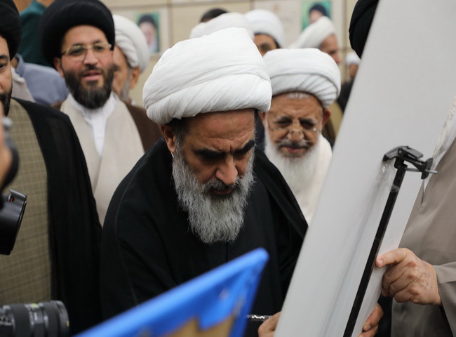 رونمایی از کتابها در همایش تجلیل از ممتازین حوزه علمیه یزد