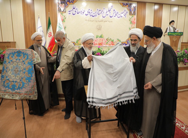 رونمایی از کتابها در همایش تجلیل از ممتازین حوزه علمیه یزد