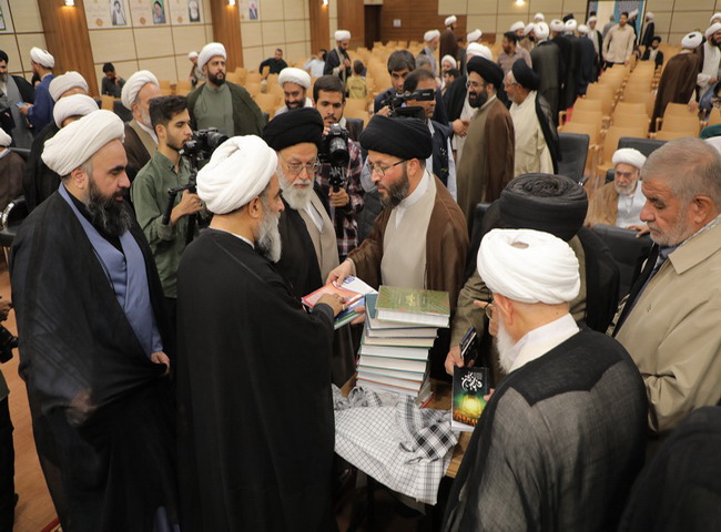 رونمایی از کتابها در همایش تجلیل از ممتازین حوزه علمیه یزد