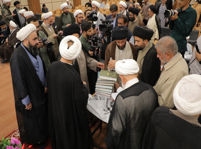 رونمایی از کتابها در همایش تجلیل از ممتازین حوزه علمیه یزد